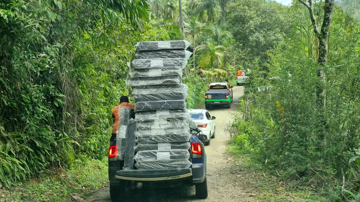 Força-tarefa distribui telhas e kits após granizo em Antonina