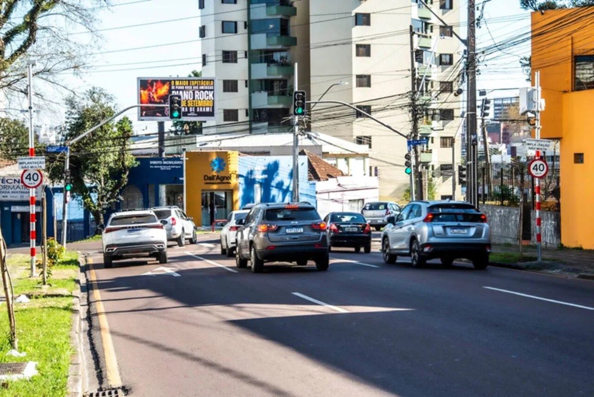Radar de Curitiba vai multar excesso de velocidade e avanço no sinal