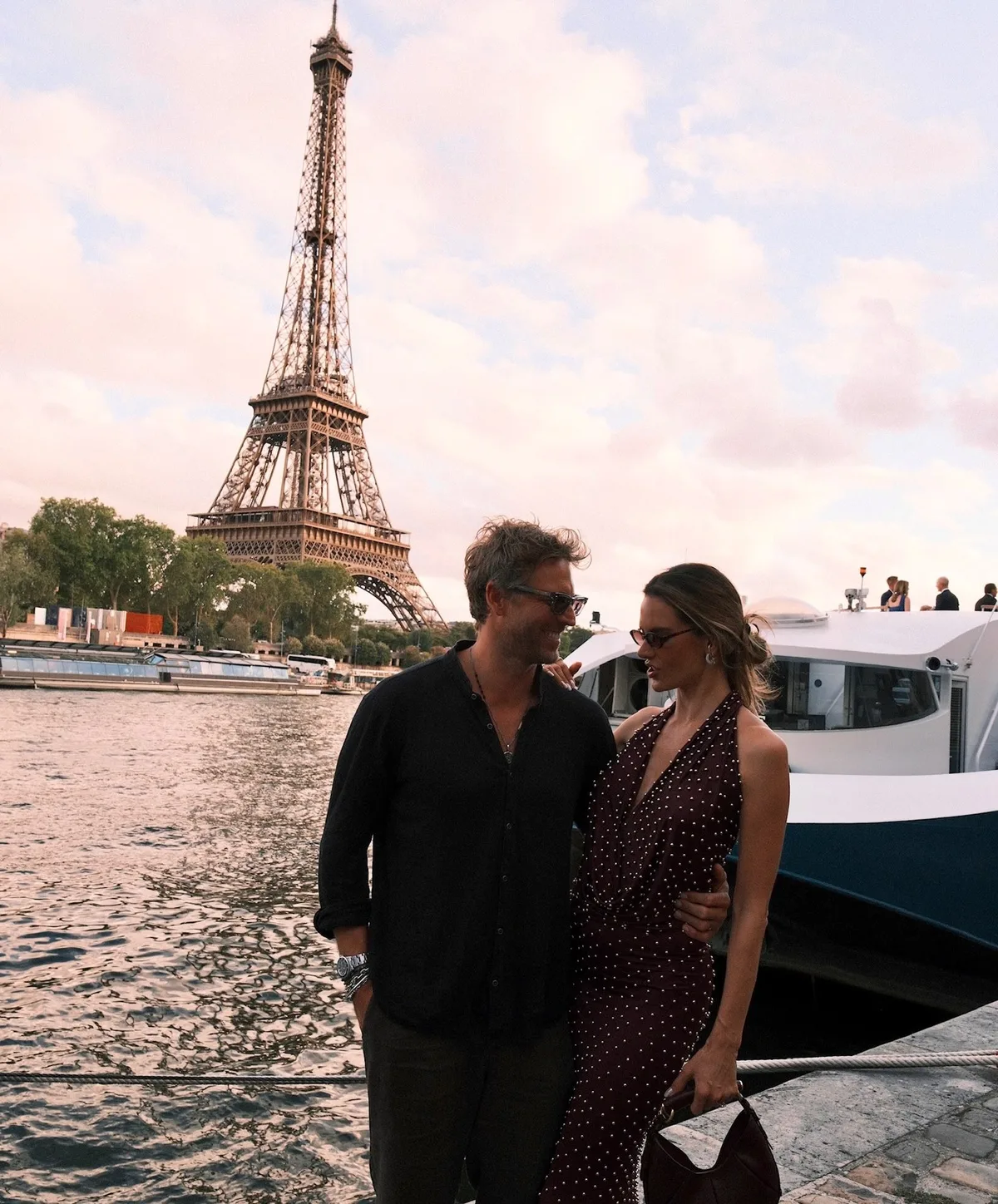 Alessandra Ambrósio viaja a Paris com o noivo e os filhos