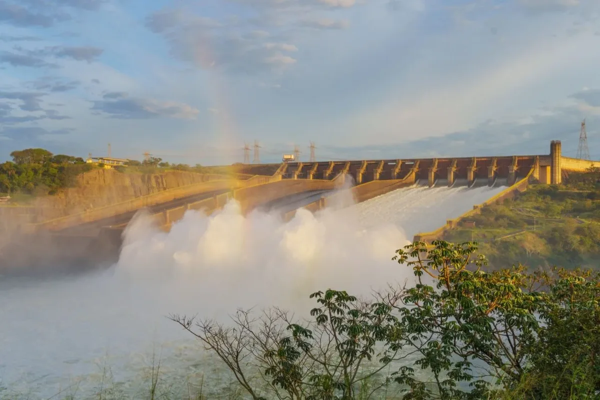 Itaipu mantém atendimento energético enquanto vertedouro opera no Paraná