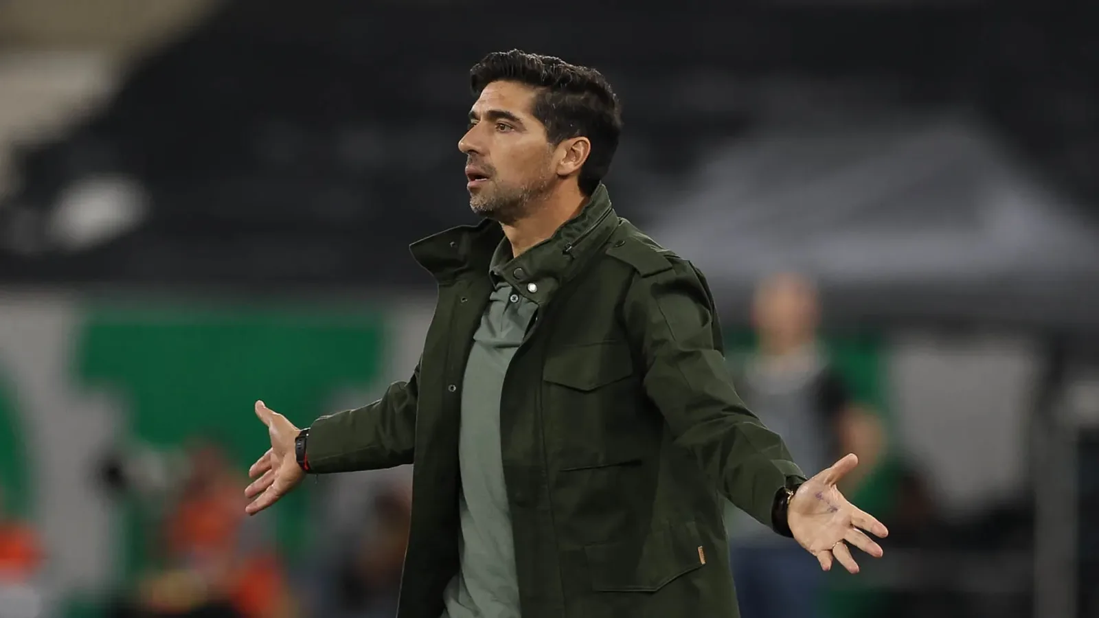Abel Ferreira reconhece falha na comunicação e reafirma respeito ao Palmeiras