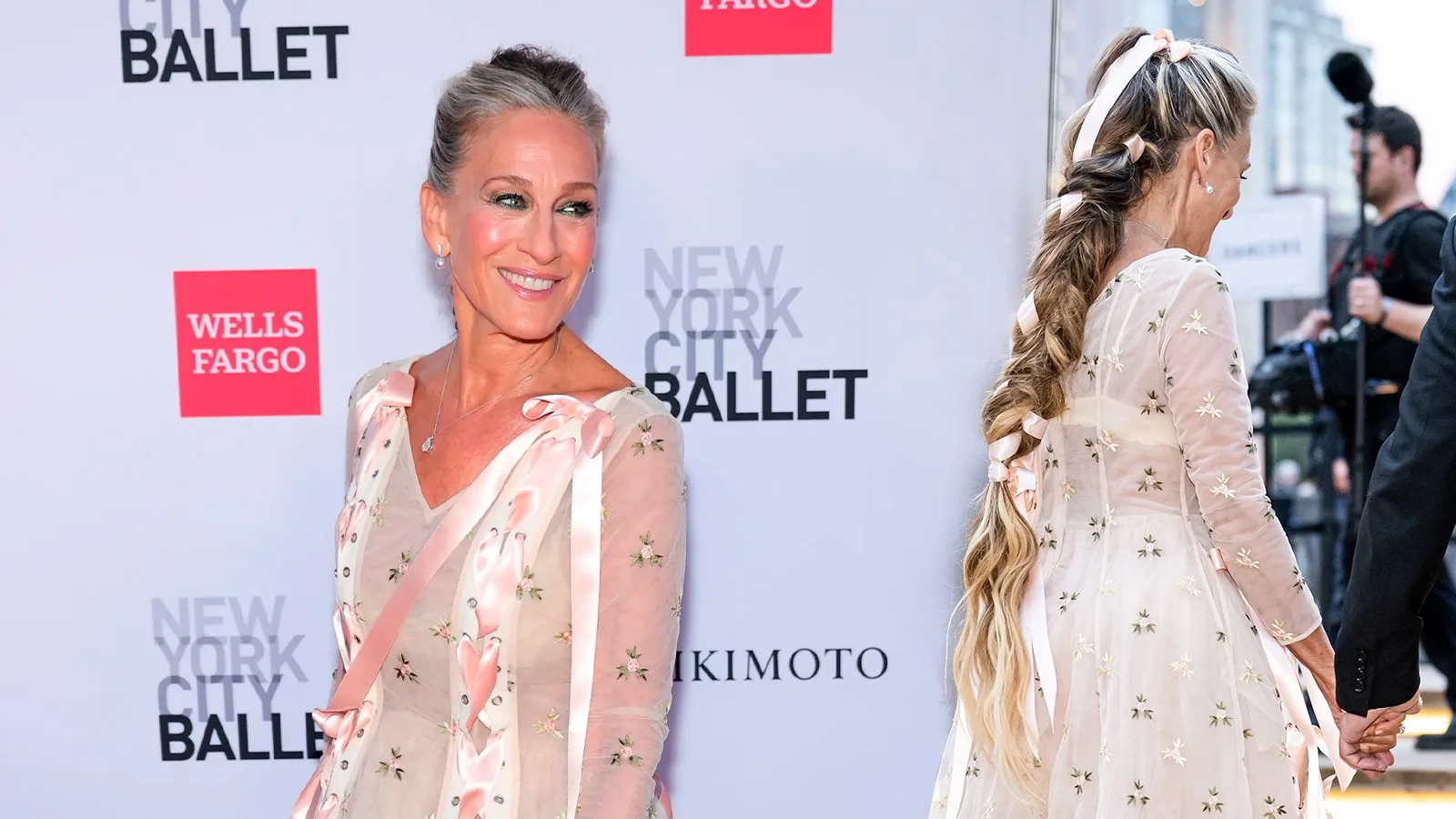 Sarah Jessica Parker exibe trança até os joelhos e grisalhos em baile