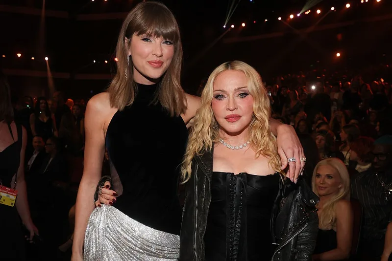 Madonna vence Artista do Ano no VMA 2026 com colar milionário e grill
