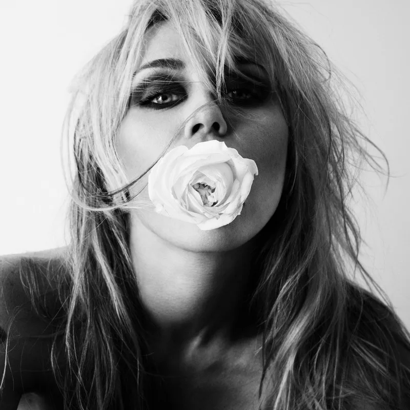 Miley lança “Bass Persuades”, álbum pop guiado pelo baixo e pelo amor