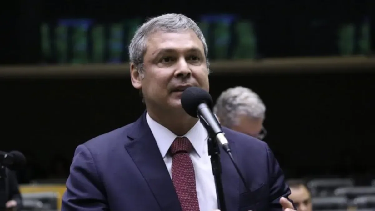 ‘Brasil não aceita chantagem nem submissão a Big Techs’, diz Lindbergh