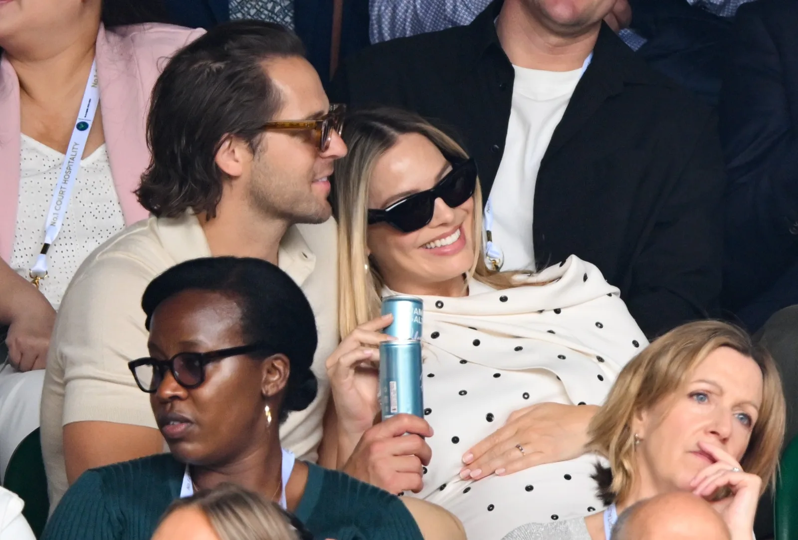 Margot Robbie adota sobrenome Ackerley em registros da produtora