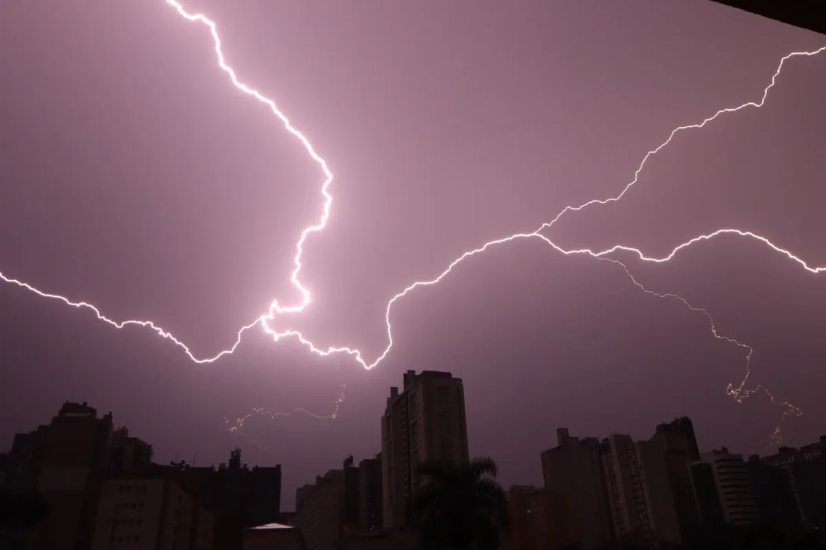 Frio avança após tempestades e Paraná mantém alerta laranja