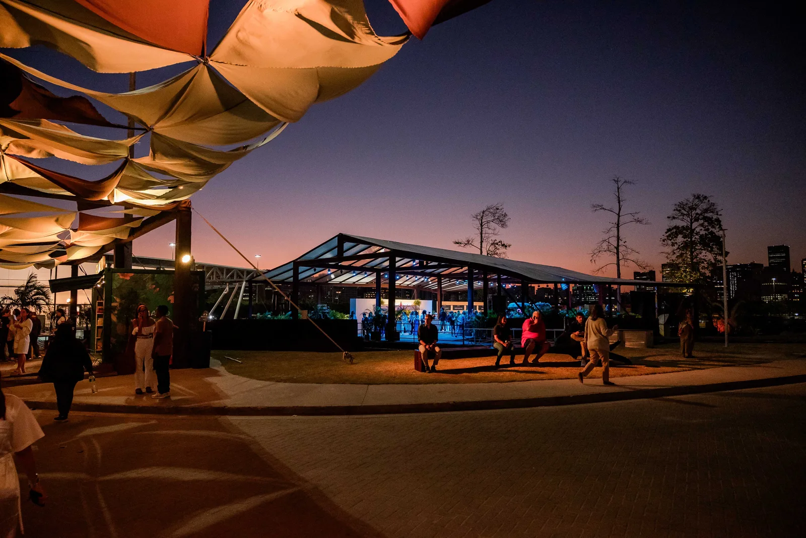 ArtRio 2026 reúne galerias, esculturas e performances na Marina da Glória