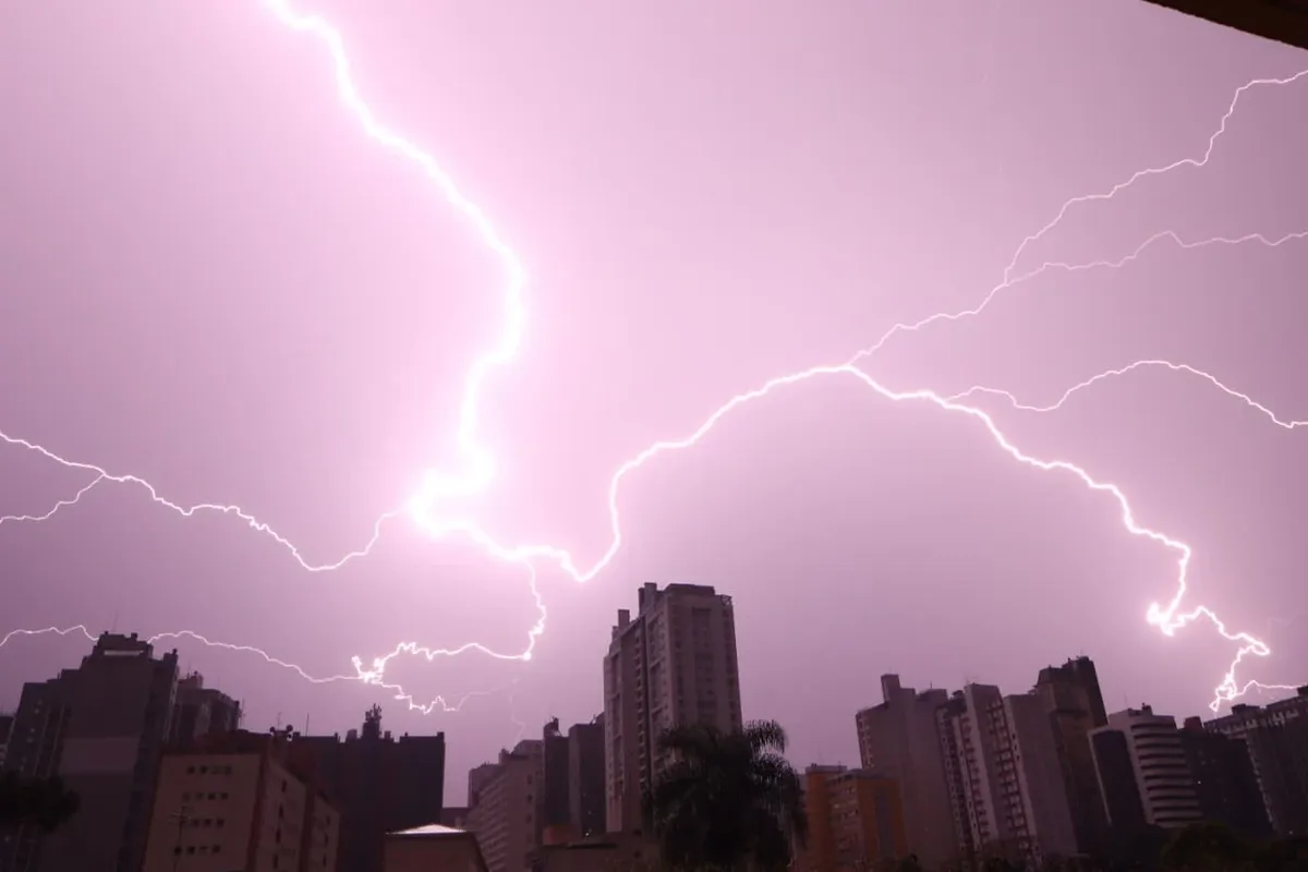Tempestades avançam pelo Paraná com risco de granizo e raios