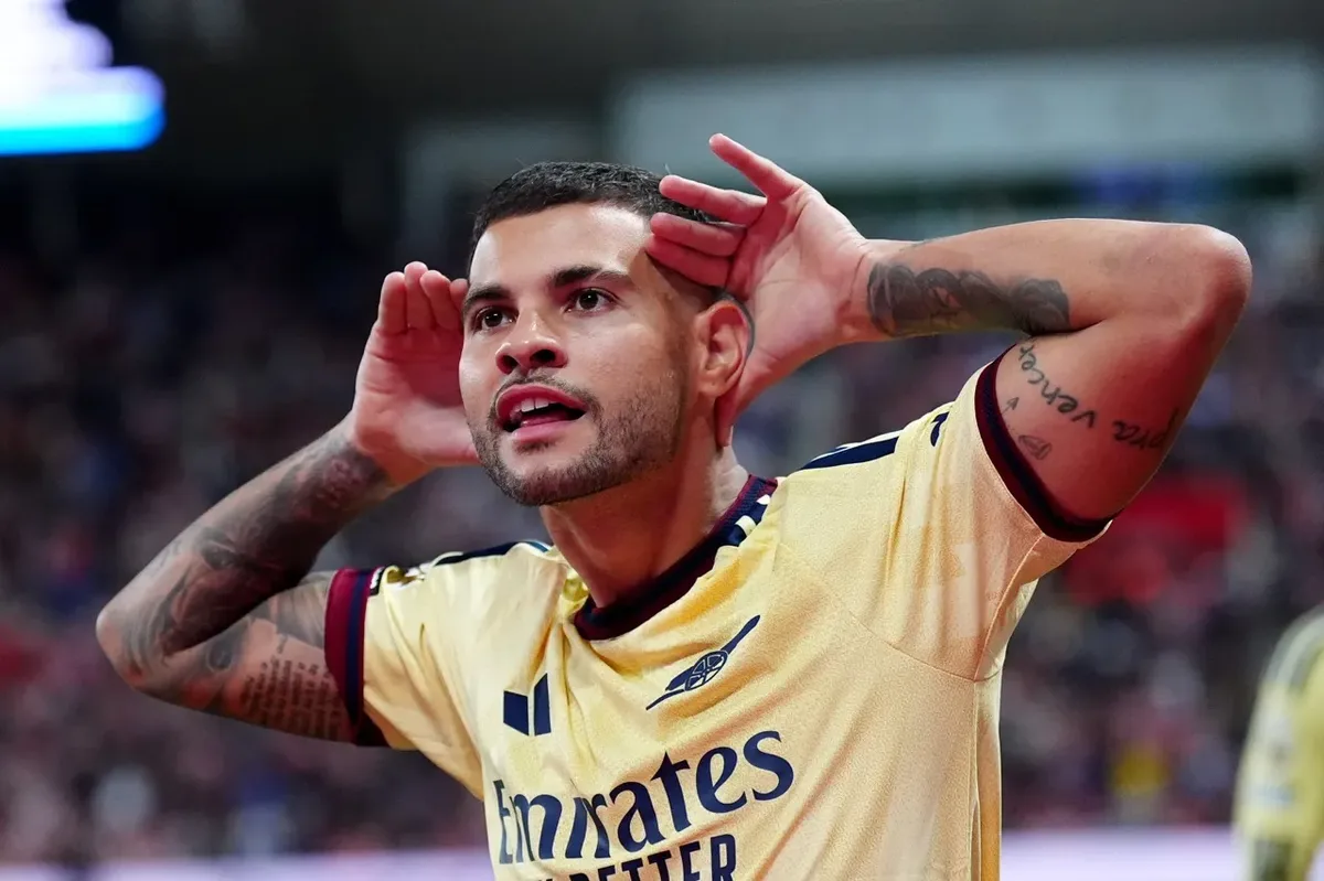 Bruno Guimarães marca, Raya defende pênalti e Arsenal vence o Sunderland