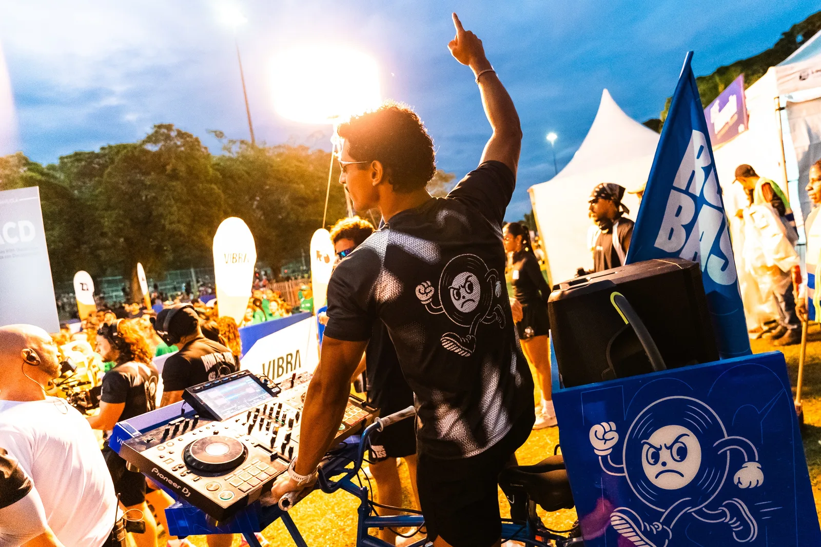 Running raves transform corrida em encontro com música, dança e socialização