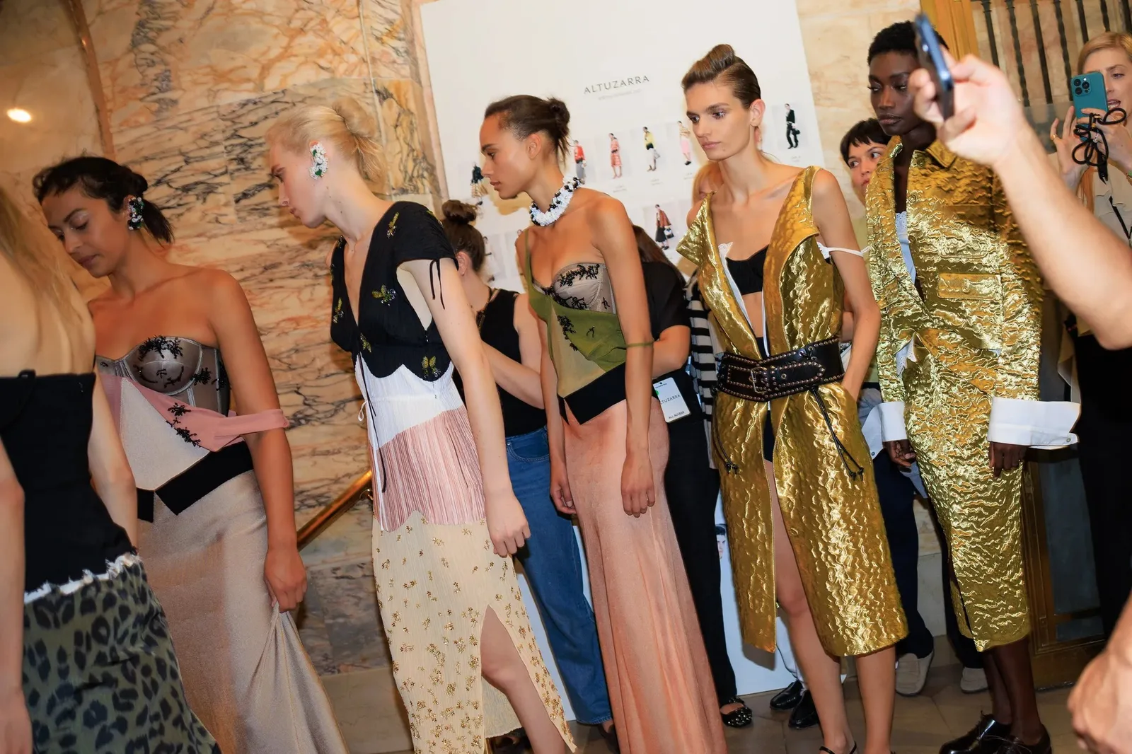 Altuzarra atualiza vestidos românticos com cintos de couro no verão 2027