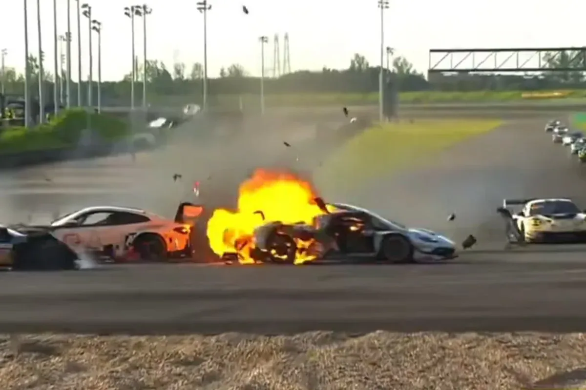 Piloto interrompe corrida para retirar rival de carro em chamas no China GT
