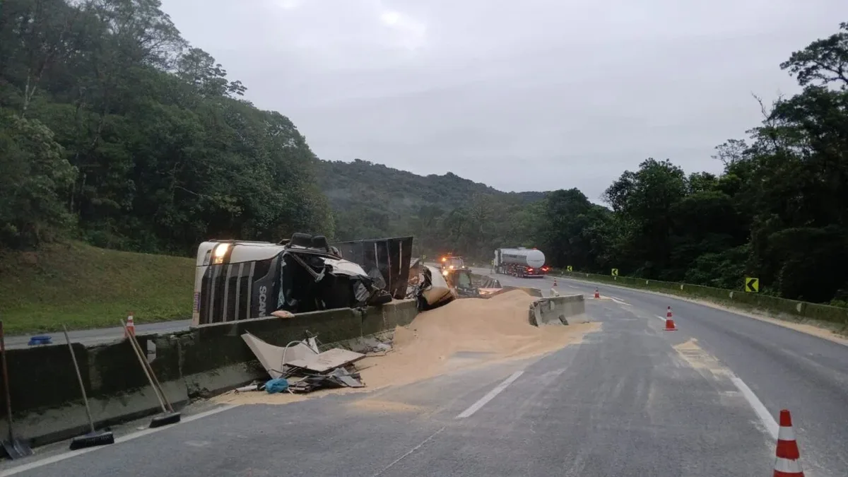 Carreta se desatrela e provoca bloqueios na BR-277, em Morretes