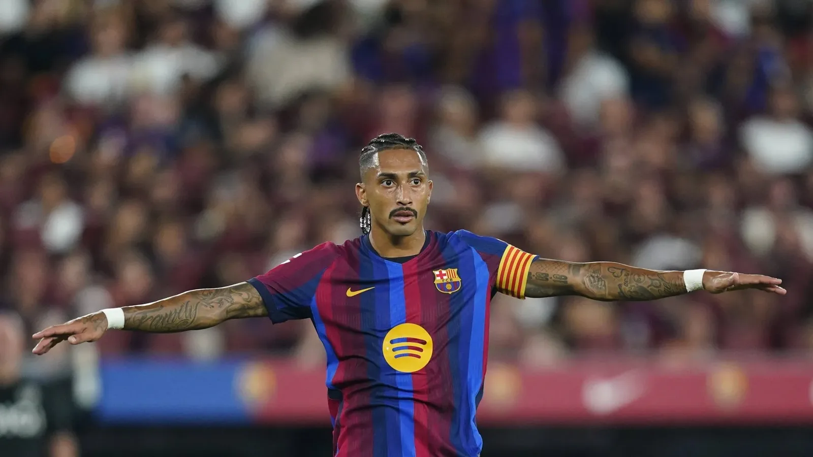 Flick transforma Raphinha em centroavante e principal capitão do Barcelona