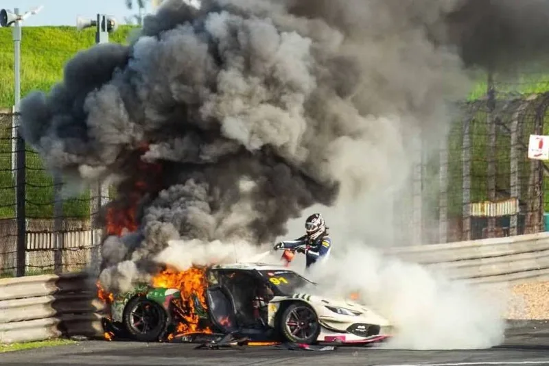 Ollie Millroy é retirado de carro em chamas após acidente no China GT