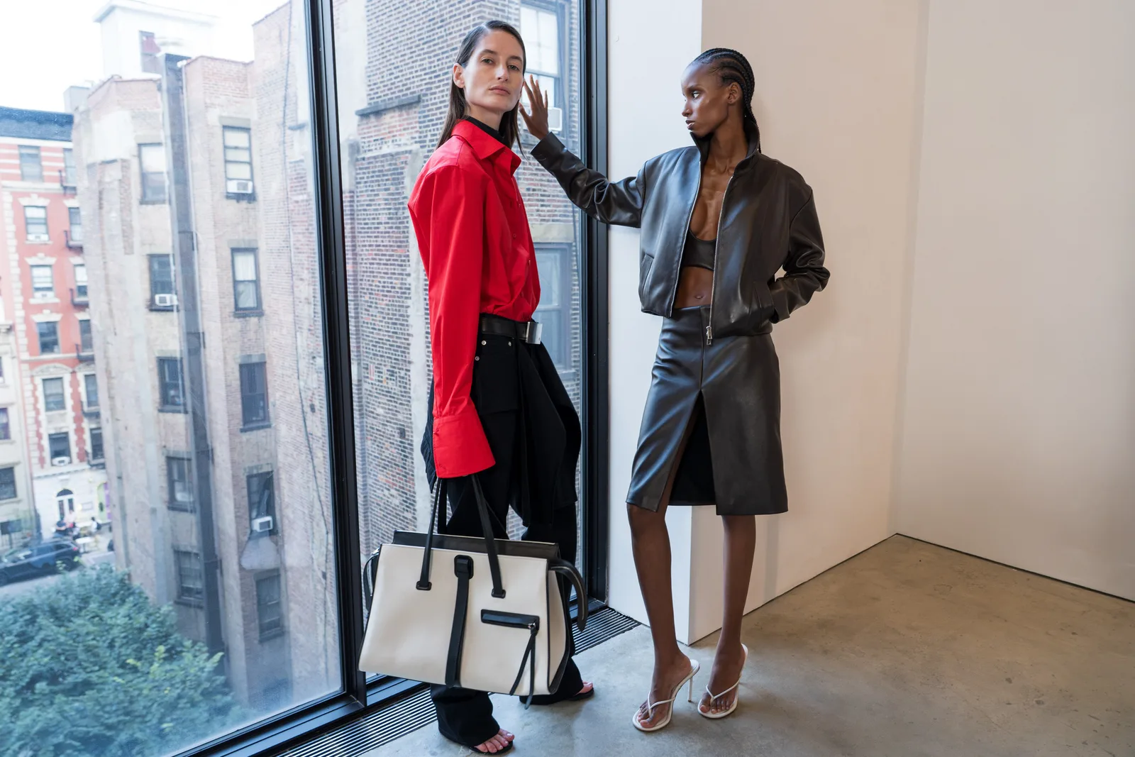 Brandon Maxwell revisita clássicos em desfile de Verão 2027 em Nova York
