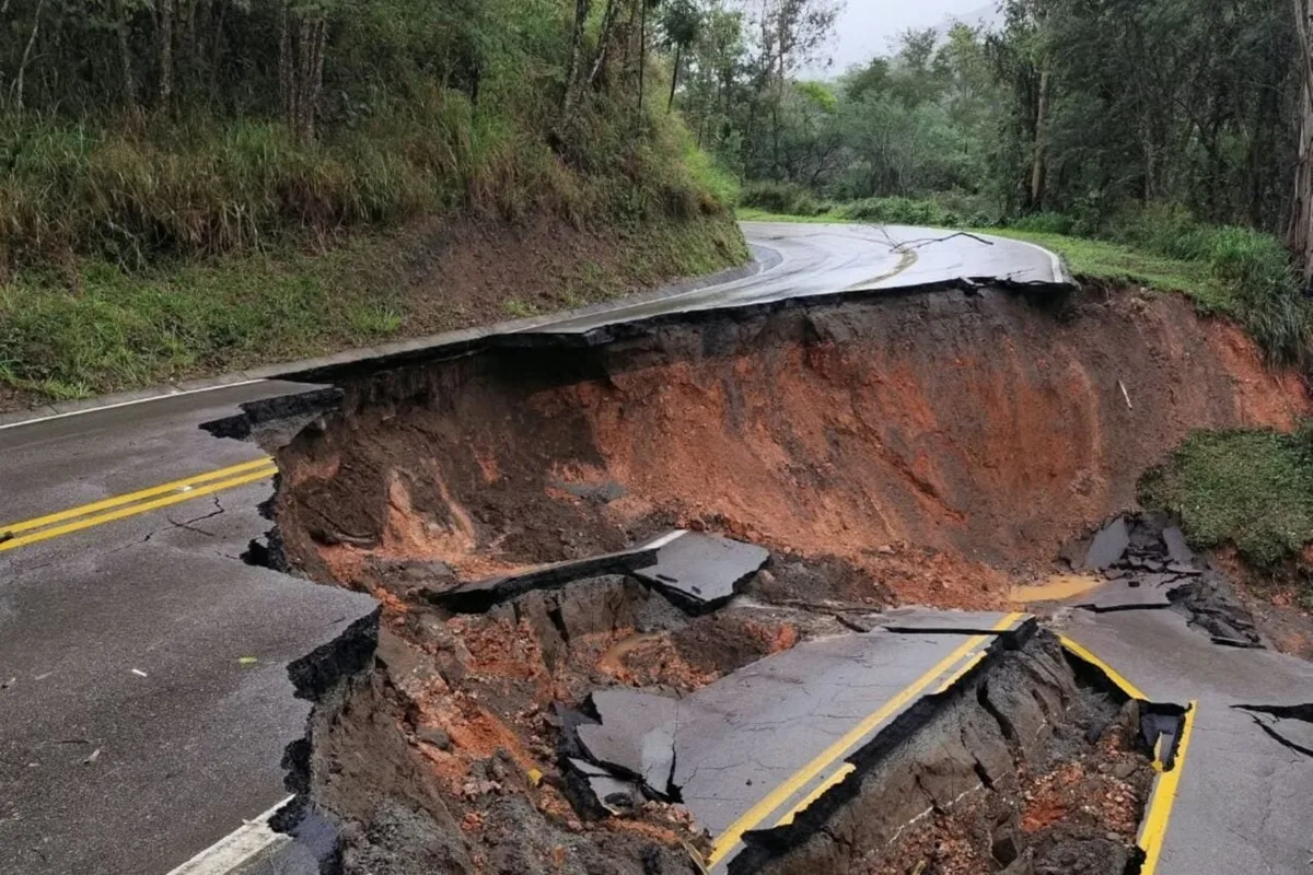 BR-476 tem nove pontos com trânsito restrito após deslizamentos no Paraná