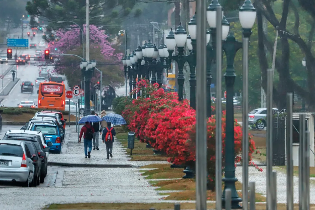 Paraná terá chuva e frio até segunda-feira; melhora chega na terça