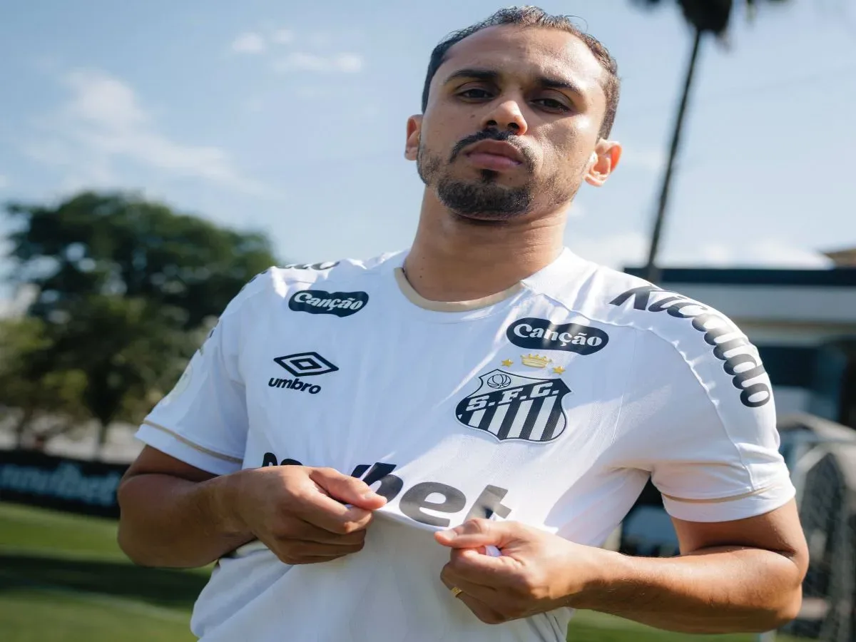 Lima chega ao Santos, que mantém procura por lateral-esquerdo e atacante