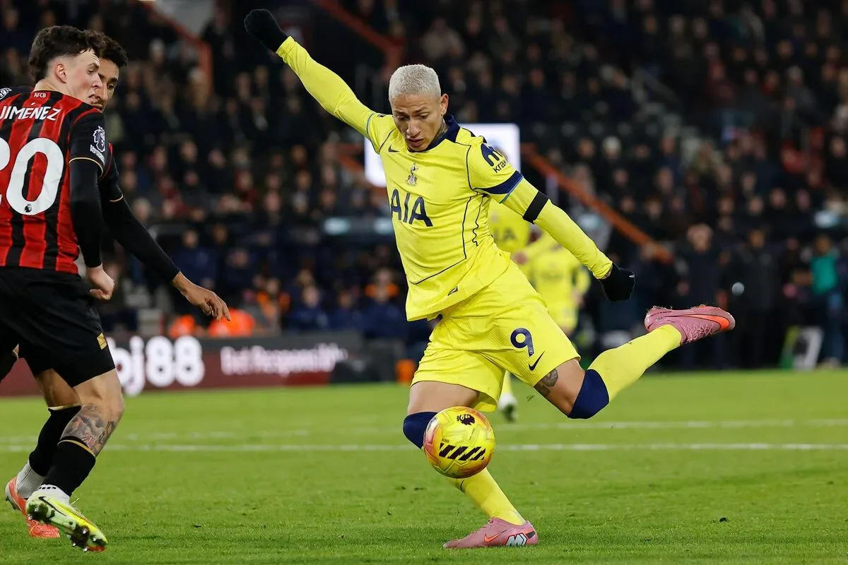Vasco consulta Richarlison, mas futuro do atacante ainda depende do Tottenham