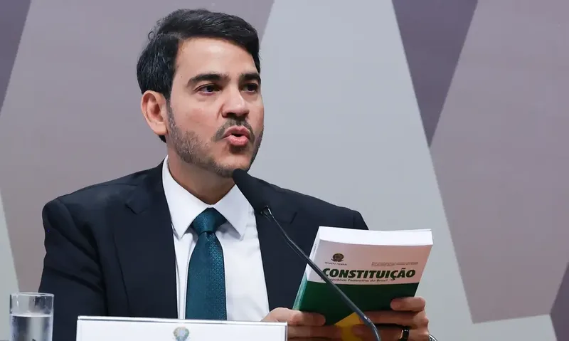 AGU pede ao STF suspensão do afastamento do diretor-geral da PF