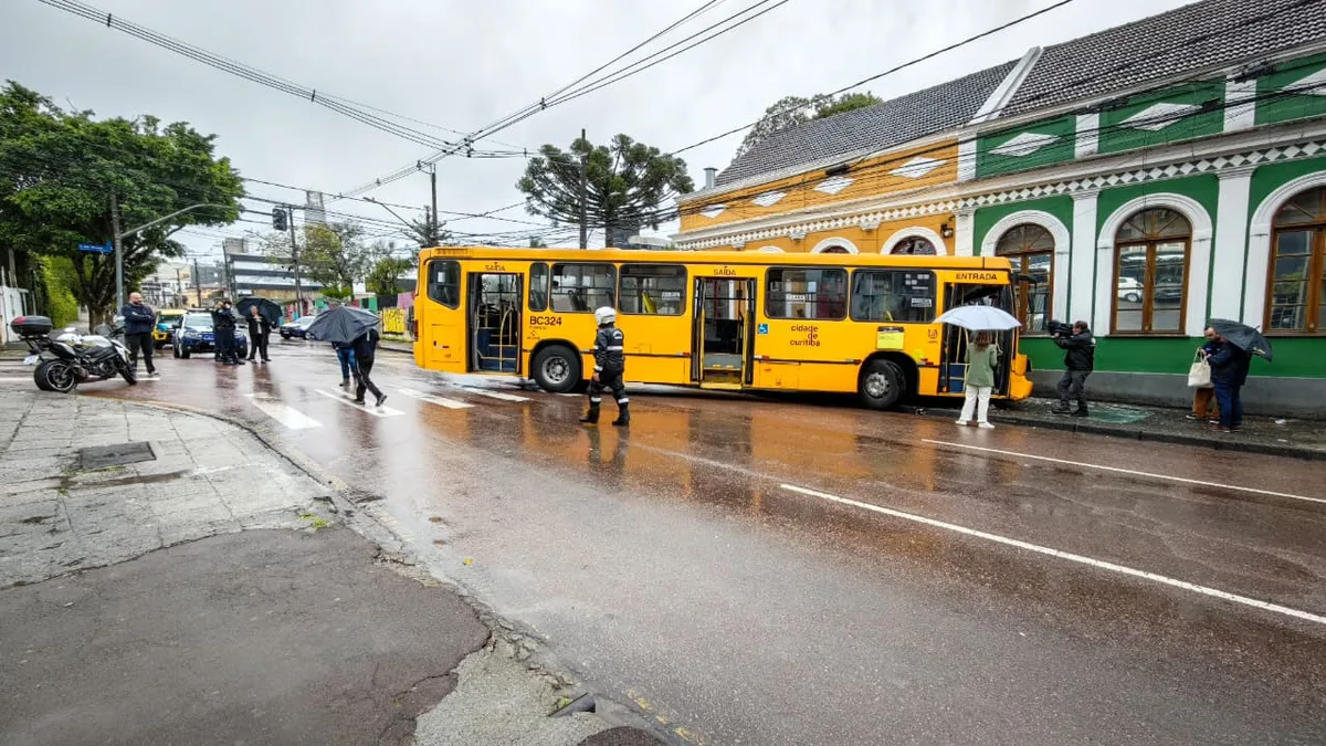 Ônibus bate em parede e deixa nove feridos no São Francisco, em Curitiba