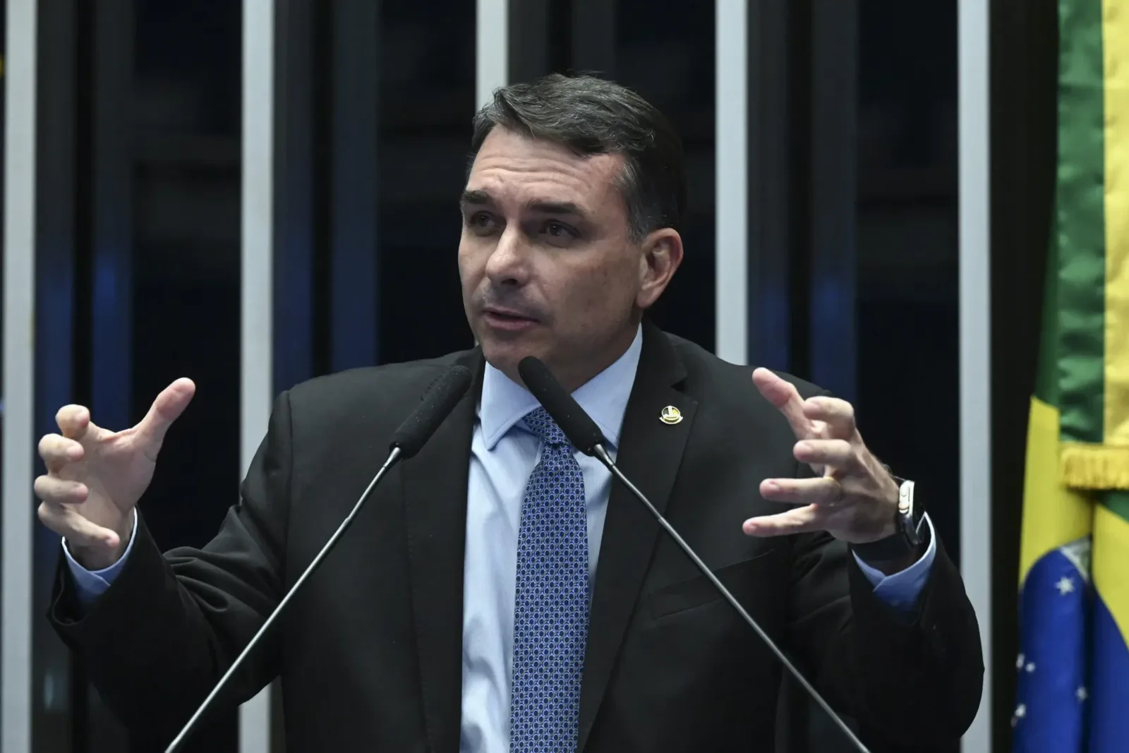 Flávio Bolsonaro nega plano de mudar título de Nossa Senhora Aparecida