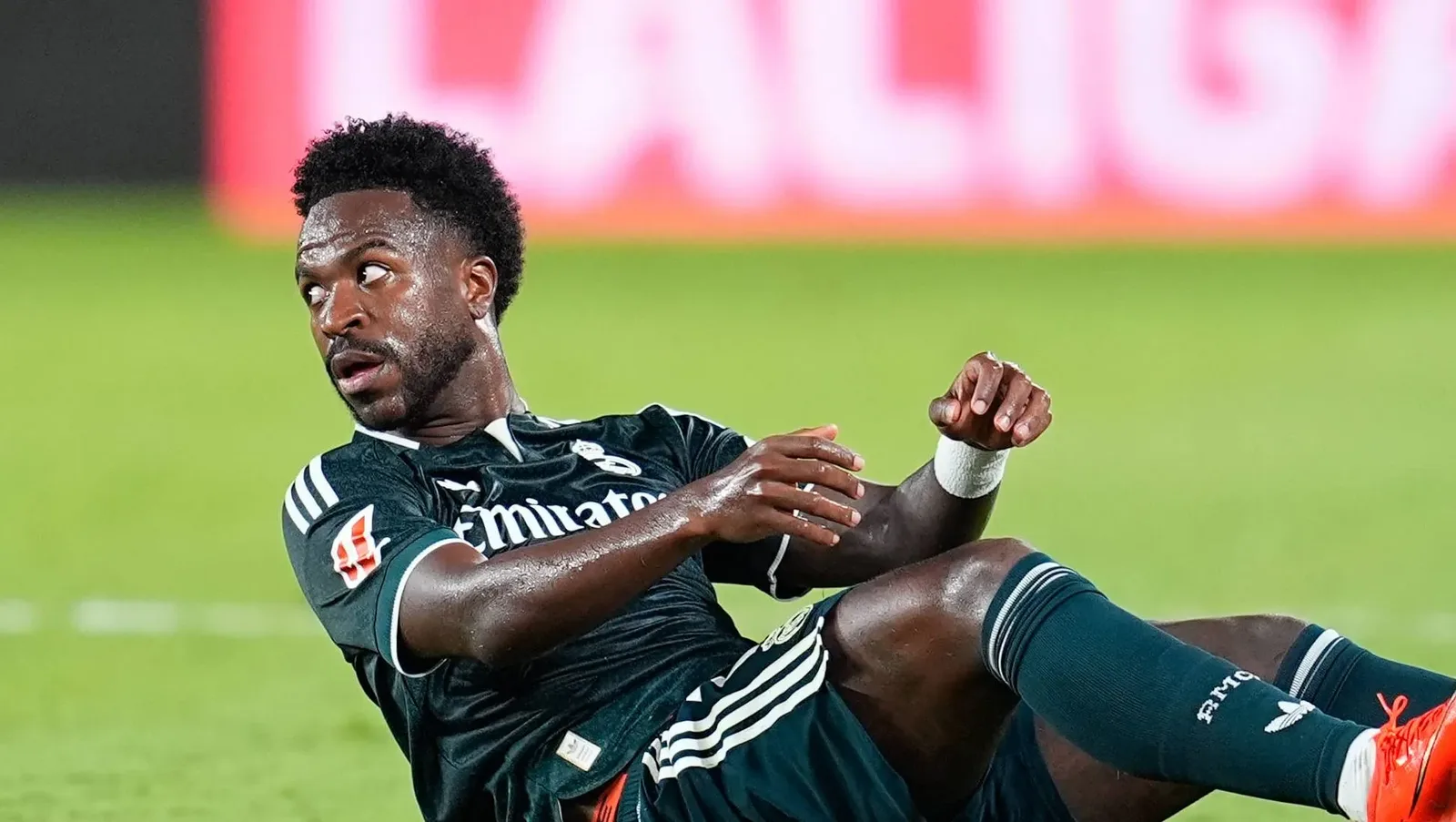Real Madrid vence o Elche, mas Vinícius Júnior preocupa no ataque