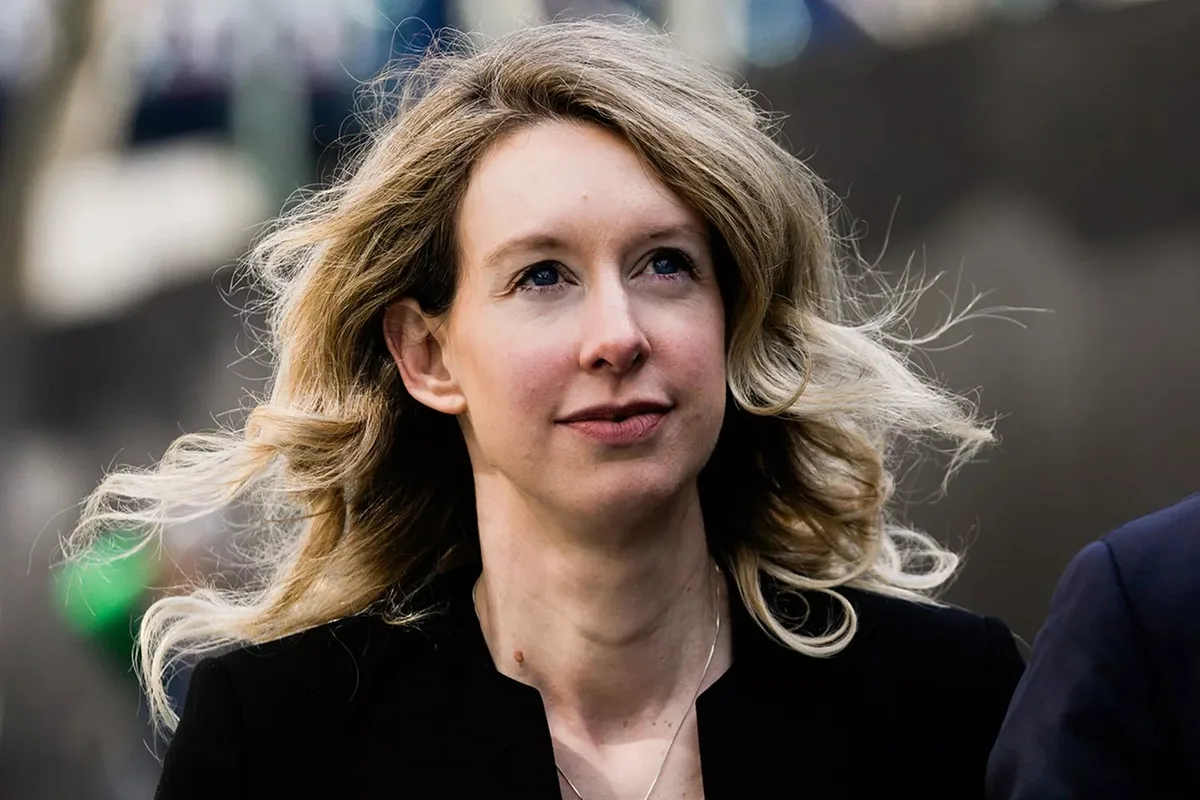 Elizabeth Holmes diz que luta para provar inocência e voltar aos filhos