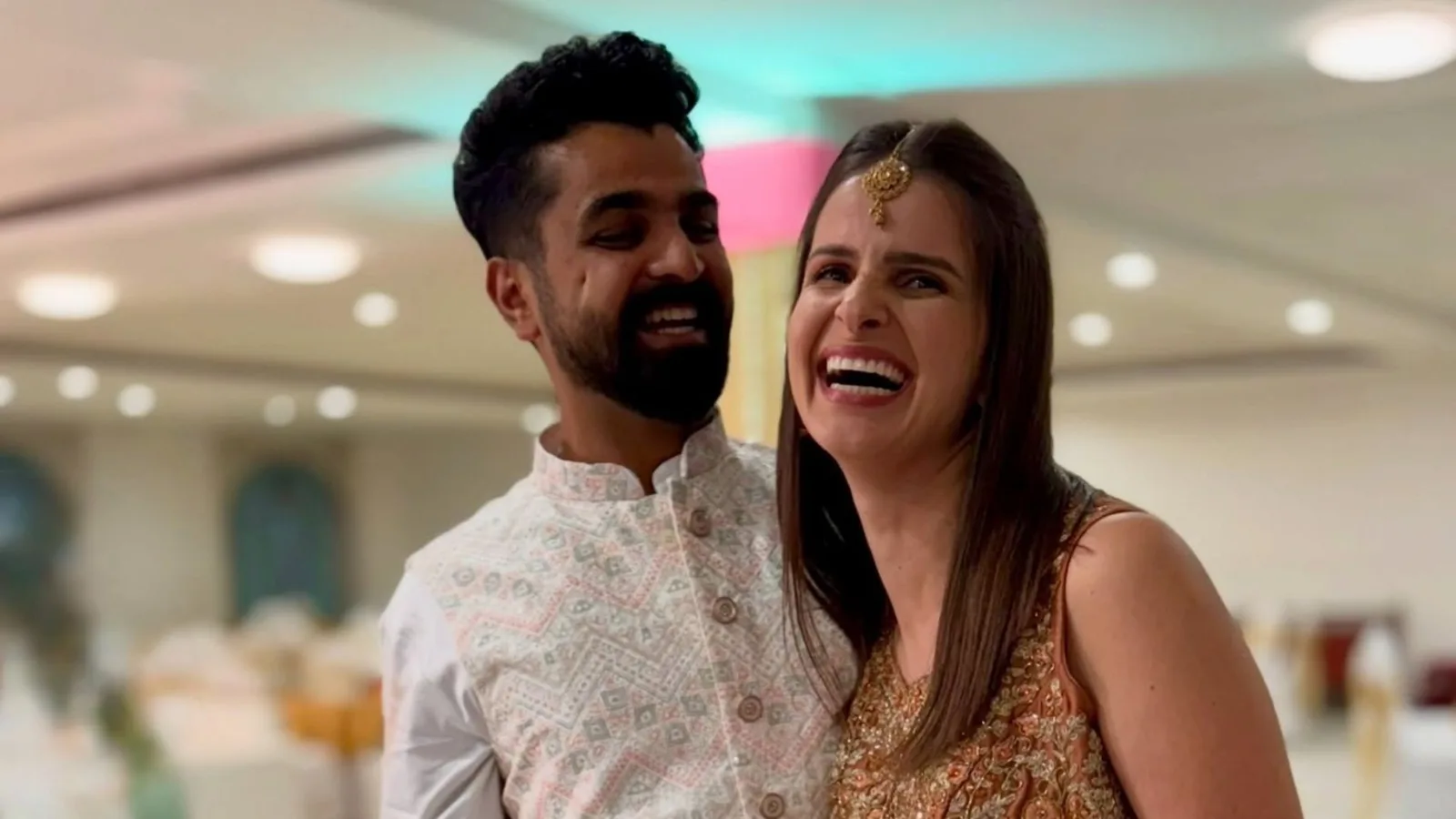Brasileira vira “firangi” nas redes ao mostrar casamento com indiano em Dubai