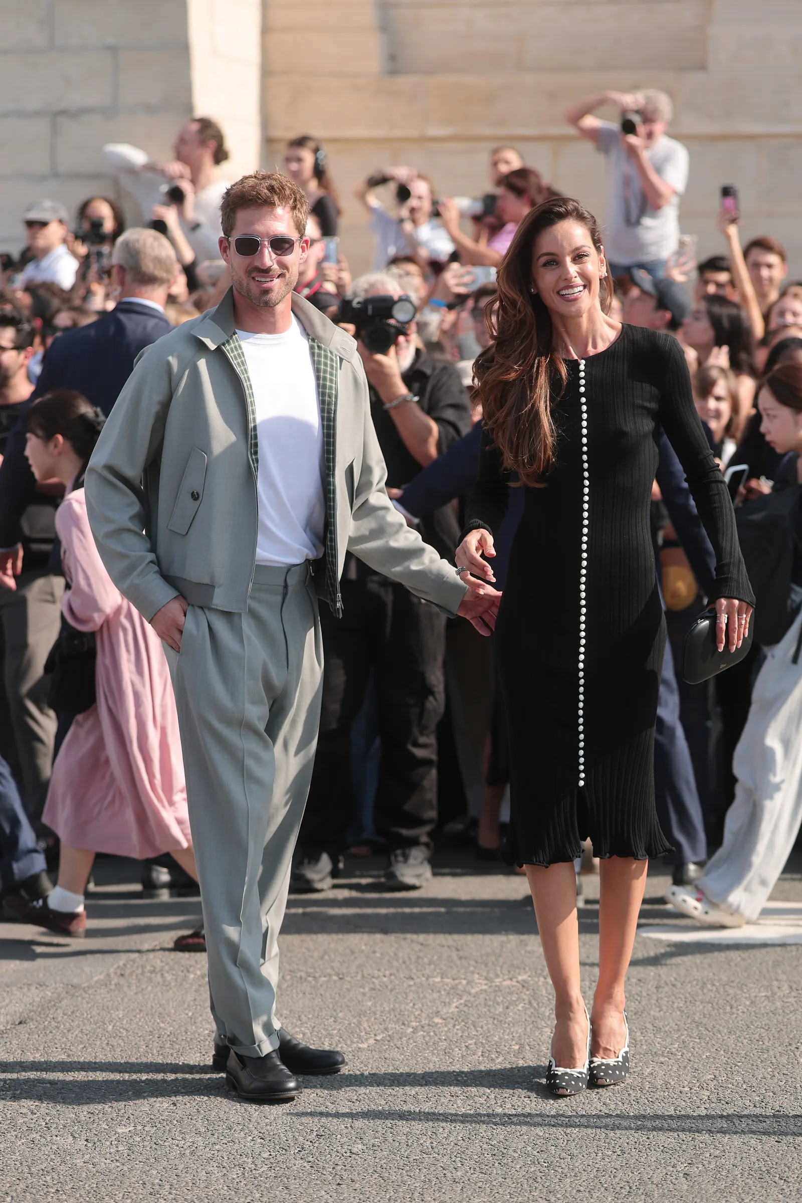 Izabel Goulart e Kevin Trapp aparecem lado a lado na Semana de Moda de Paris
