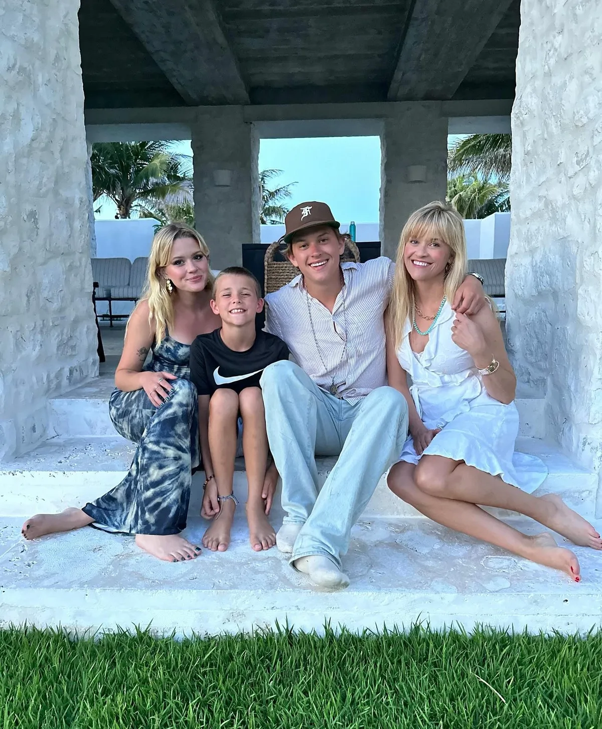 Reese Witherspoon celebra os 27 anos de Ava e relembra maternidade