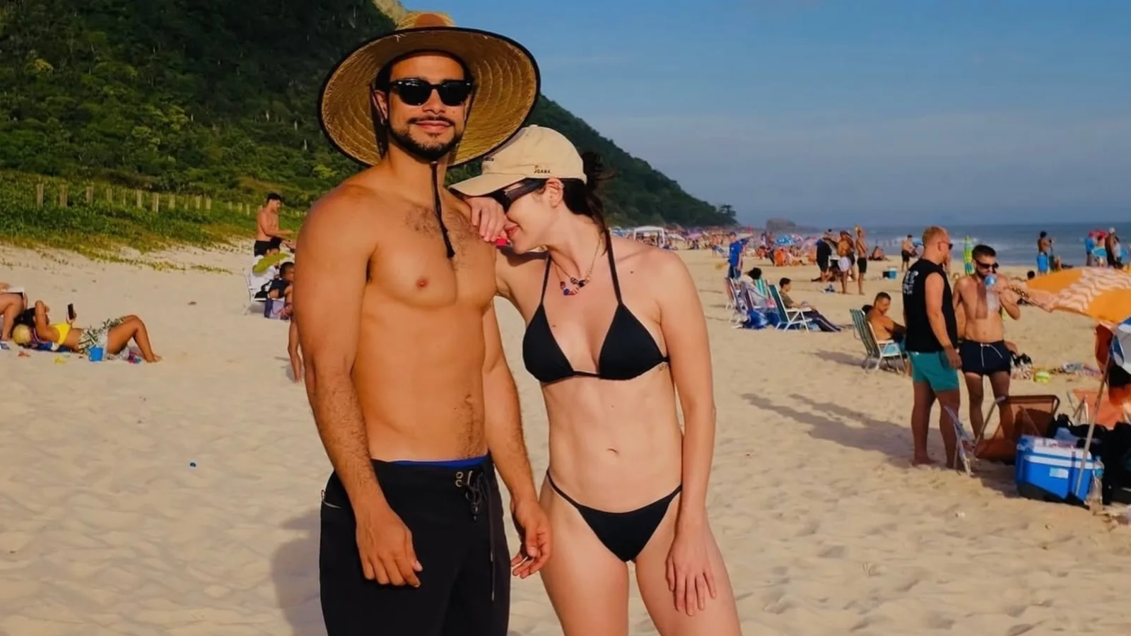 Sophia Abrahão compartilha dia de praia com Sérgio Malheiros no Rio