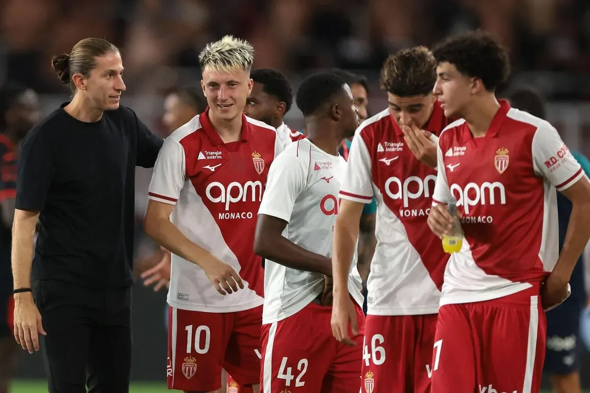 Filipe Luís vence o PSG e faz história em início perfeito no Monaco