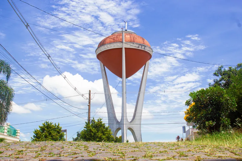 Caixas d’água do Paraná viram cartões-postais com desenhos inusitados