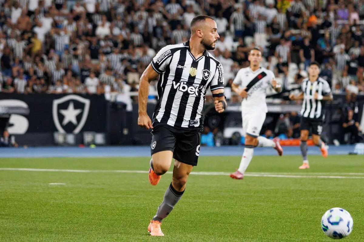 Tigres faz oferta por Arthur Cabral, e Botafogo avalia venda do atacante