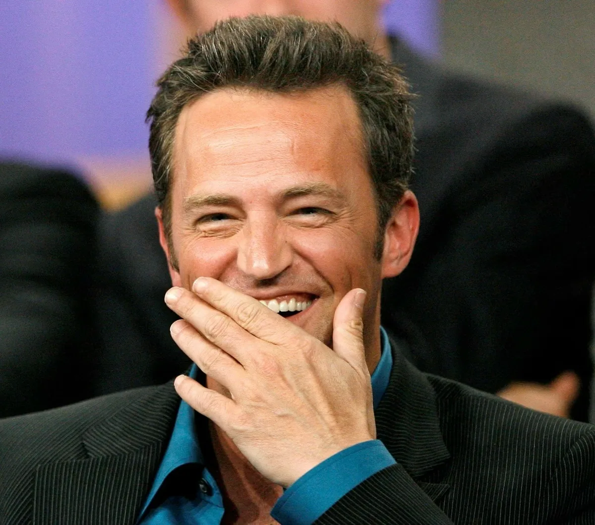 Irmã de Matthew Perry revela custo milionário da busca pela sobriedade
