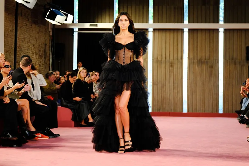 Irina Shayk chama atenção em desfile da Blumarine em Milão