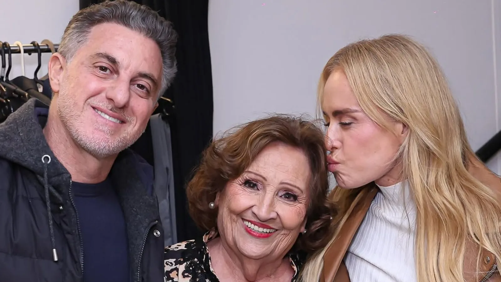 Déa Lúcia homenageia Luciano Huck e destaca vínculo de carinho