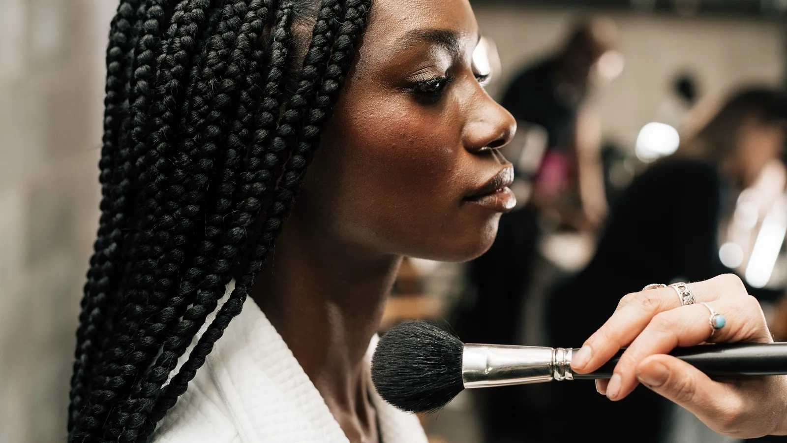 PatBO leva beleza brasileira à NYFW com blush solar e boca esfumada