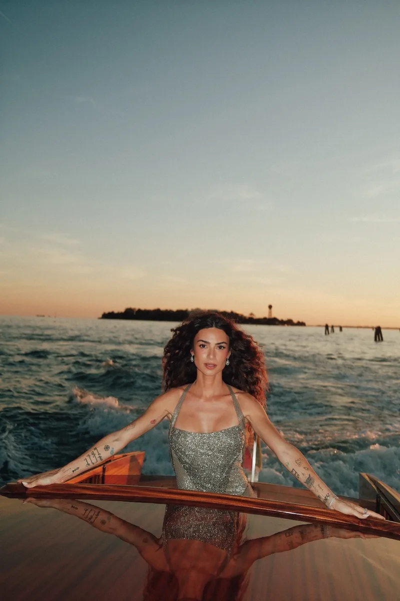 Thaila Ayala usa vestido de arquivo de Gianfranco Ferré em Veneza