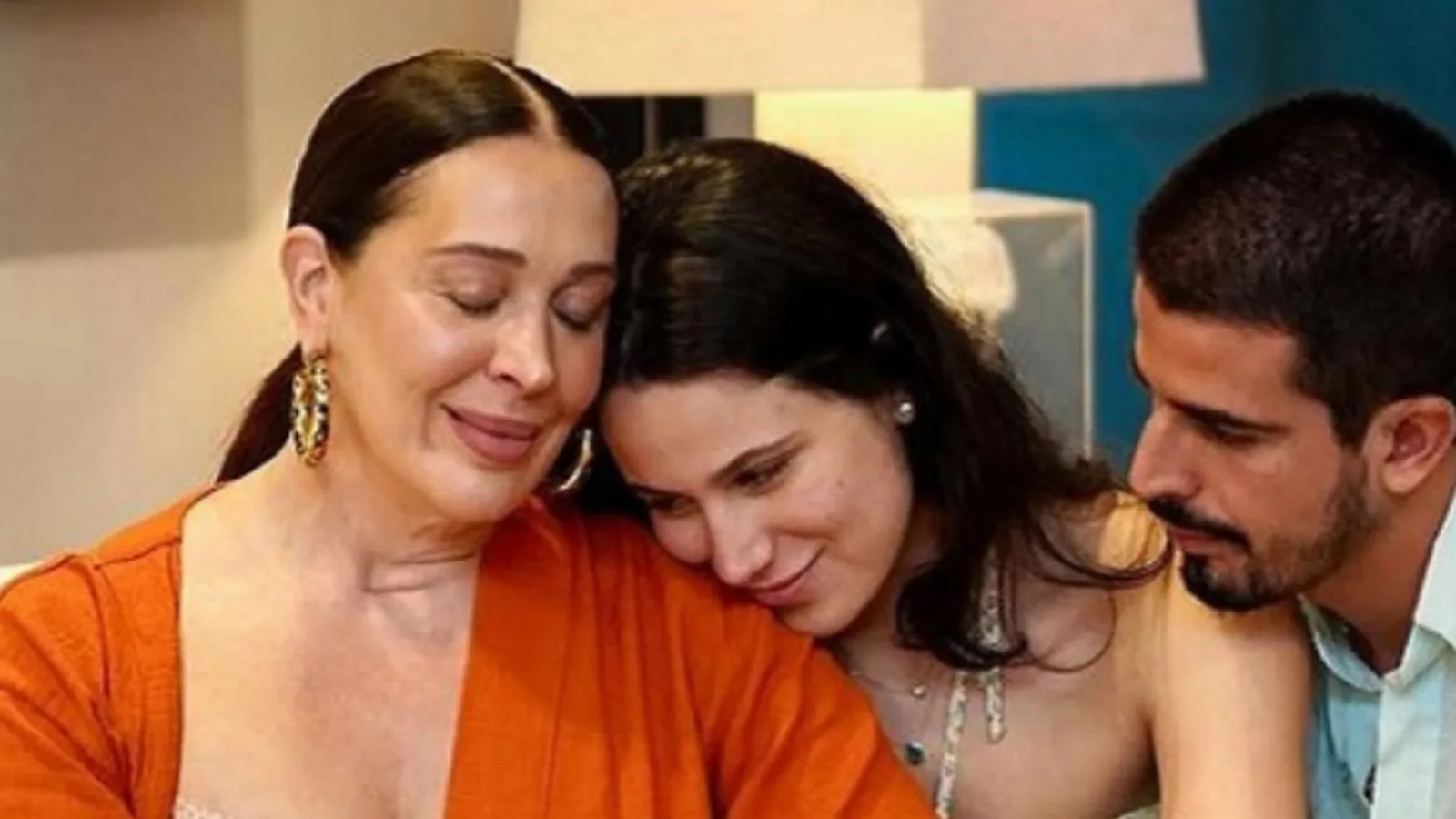 Claudia Raia reúne fotos com os filhos e celebra amor pela família