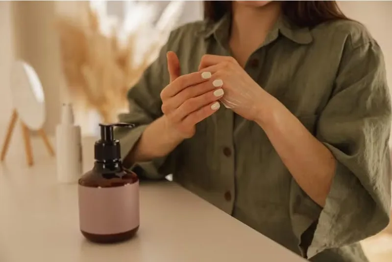 Quatro produtos para hidratar as mãos e suavizar manchas