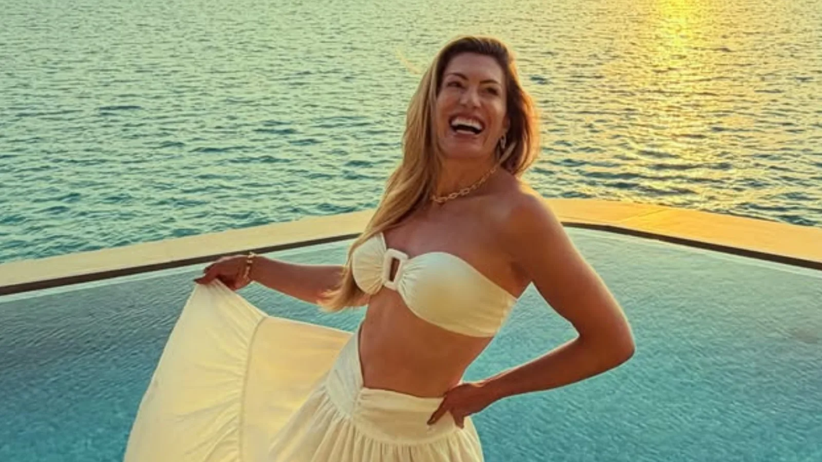 Elaine Mickely curte dia de piscina e revela que Cesar Filho fez as fotos