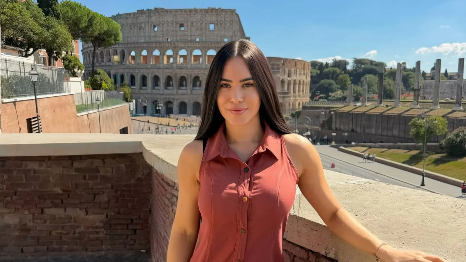 Isabelle Nogueira visita o Coliseu durante viagem pela Itália