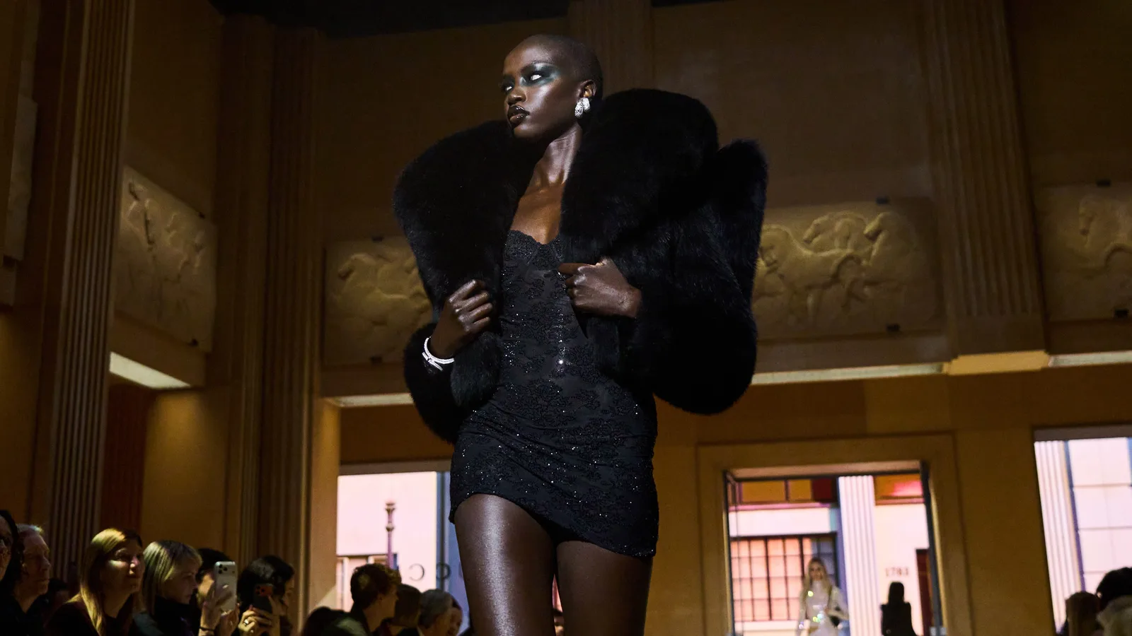 Gucci reúne modelos e personalidades em desfile de verão em Milão