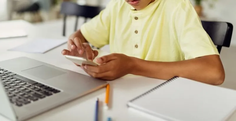 Escolas devem ensinar jovens a avaliar informações e conteúdos de IA