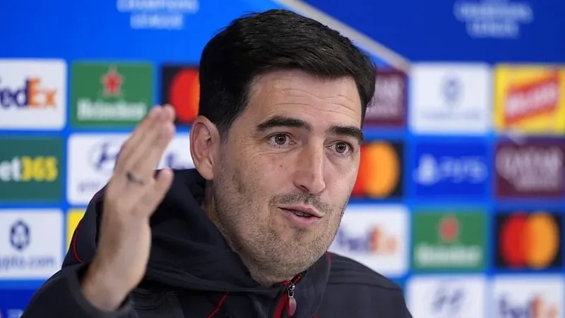 Iraola destaca impacto de Ronald Araújo no início pelo Liverpool