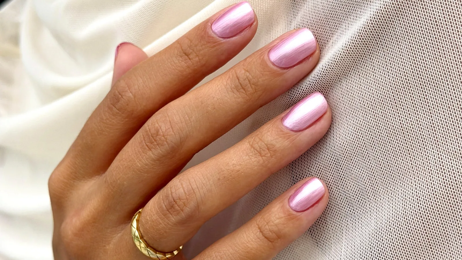 Quatro esmaltes claros para variar a manicure além do branco